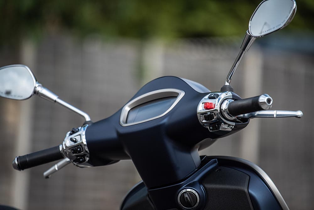 Vespa GTS 300 Super Sport — cockpit & handlebars