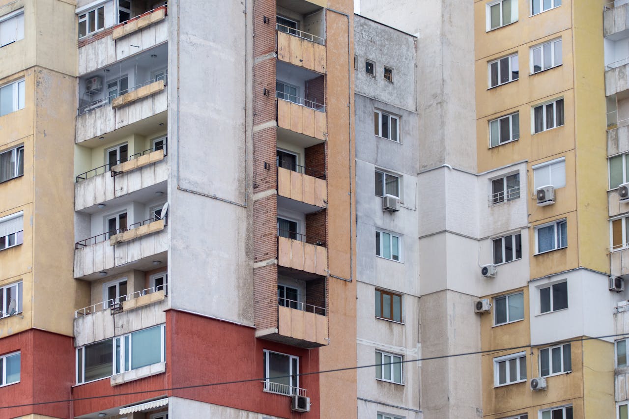 城市住宅公寓楼特写，展示多样的建筑风格。